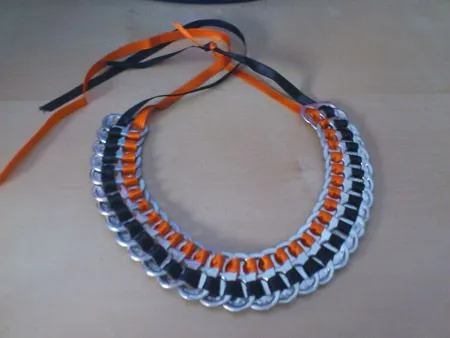 Basurillas » Blog Archive » Cómo hacer un collar con anillas de latas. Basurillas » Blog Archive » Cómo hacer un collar con anillas de latas.
