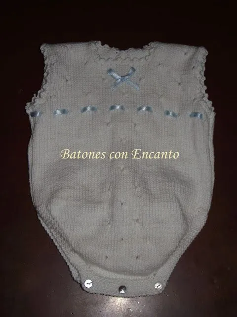 Batones con Encanto: Peleles de punto para bebés. Batones con Encanto: Peleles de punto para bebés.