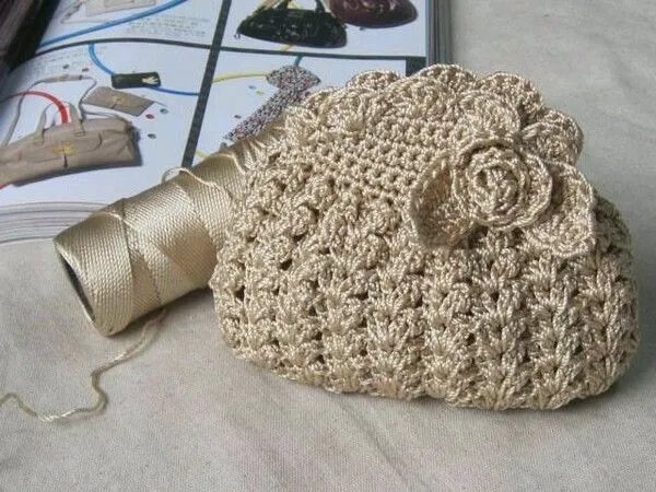 Mi baúl de Inspiraciones : Bolsa dorada tejida al ganchillo Mi baúl de Inspiraciones : Bolsa dorada tejida al ganchillo