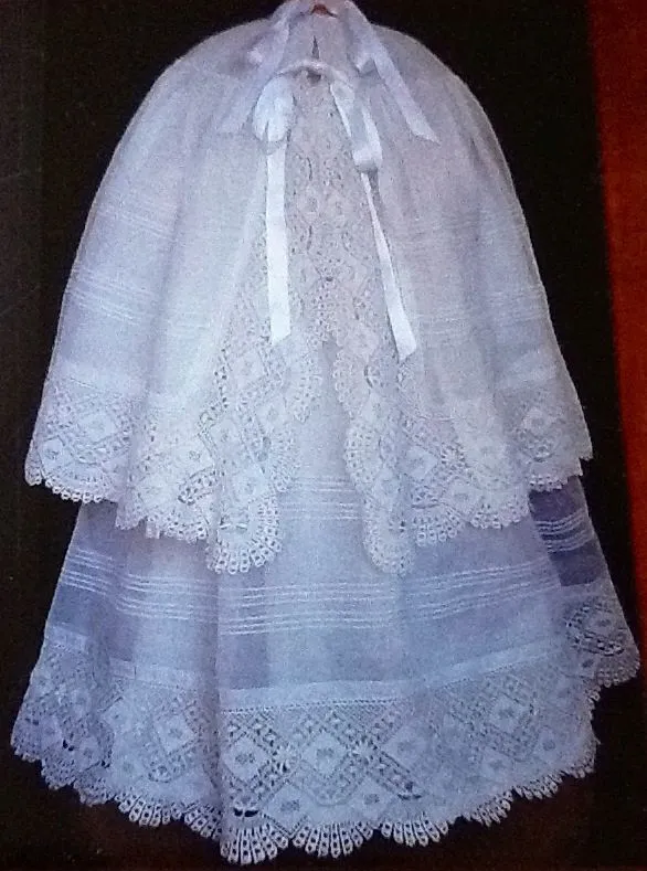 Vestido tradiconal de bautizo con encajes de bolillo | Creaciones ...