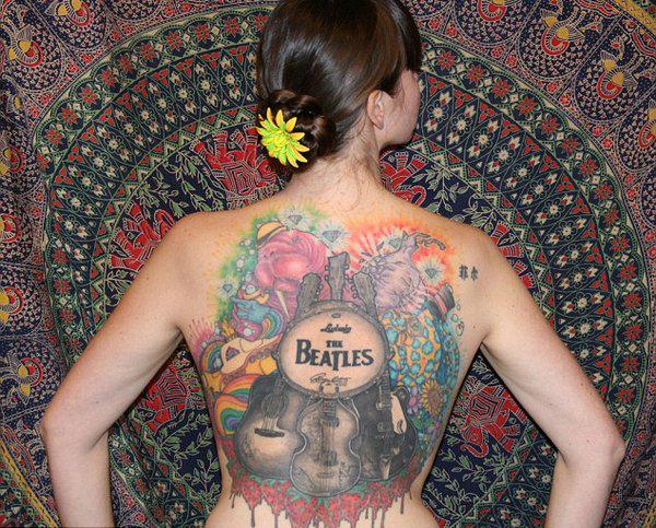 Beatles tatuaje en la espalda