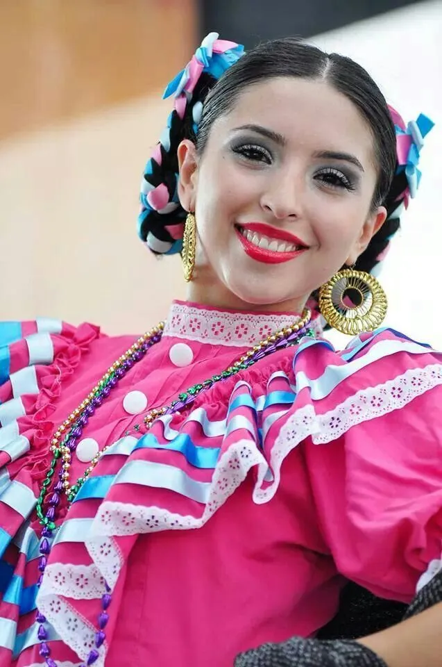 Beautiful Jalisco Dancer | Trenzas con listones, Vestimenta mexicana, Trajes regionales de mexico Beautiful Jalisco Dancer | Trenzas con listones, Vestimenta mexicana, Trajes regionales de mexico