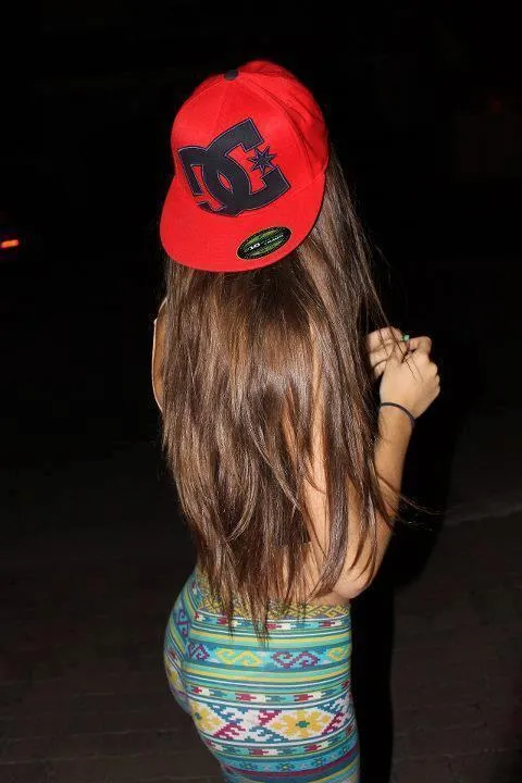 Chicas bonitas con gorras planas - Imagui