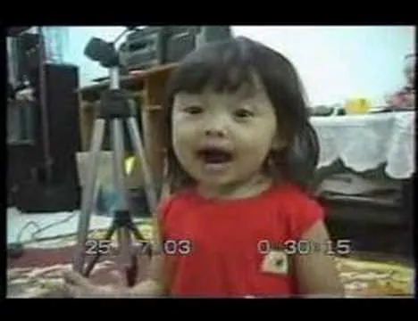Bebe china canta - YouTube