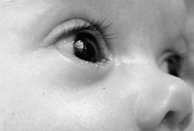 Mi bebé cruza los ojos y se pone bizco, ¿es normal?