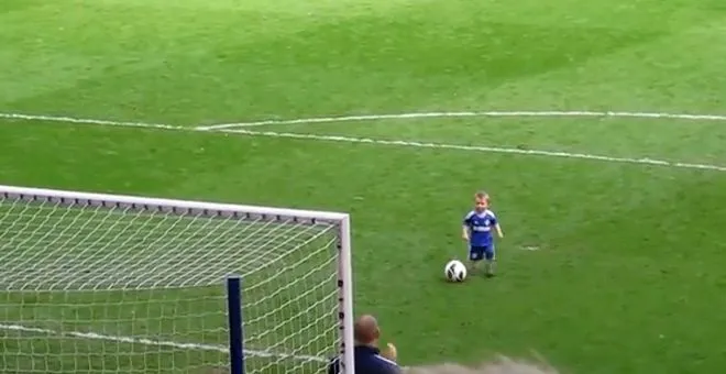Un bebé se cuela en la fiesta del Chelsea y marca el gol más ... Un bebé se cuela en la fiesta del Chelsea y marca el gol más ...