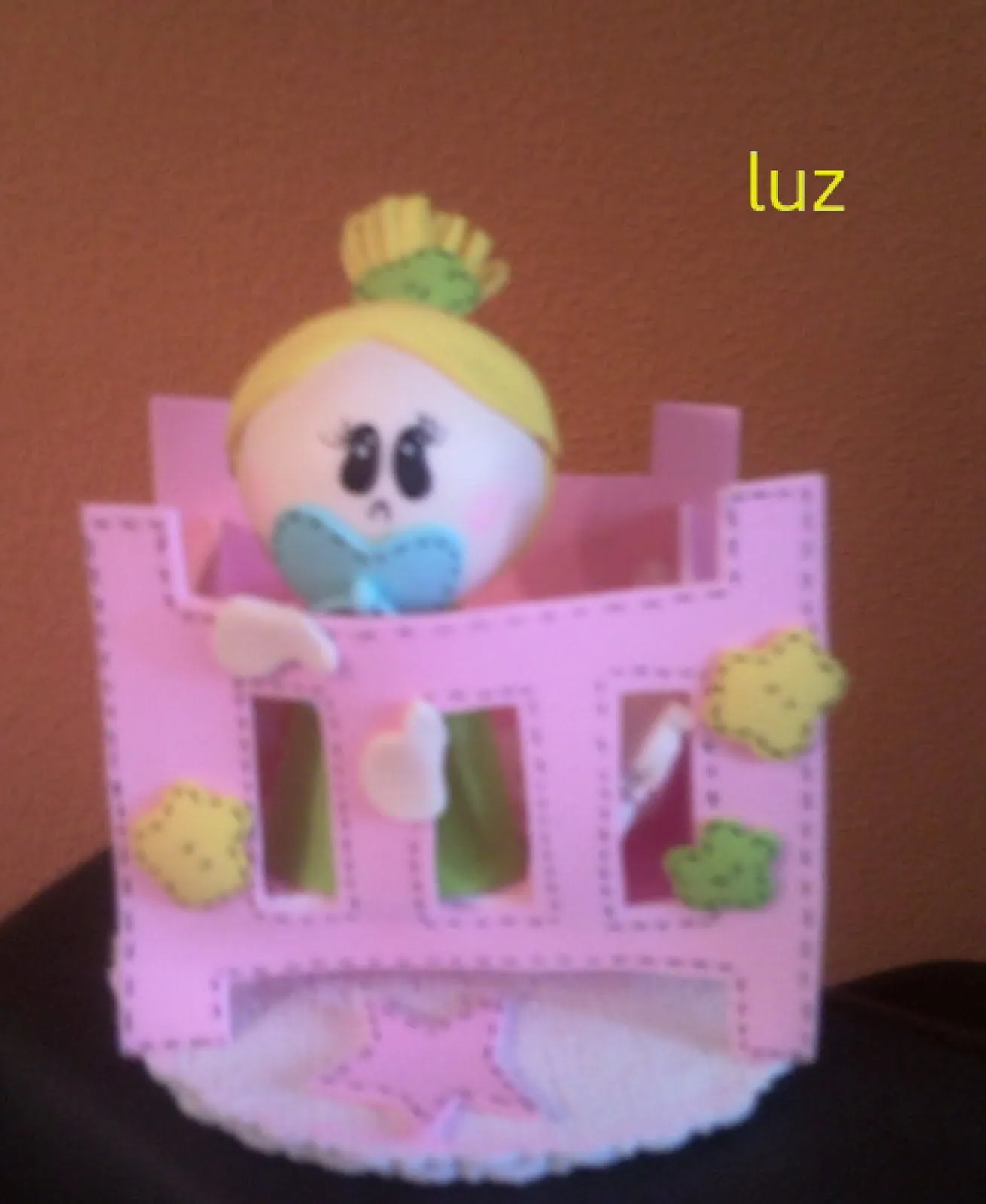 Bebe en cuna niña