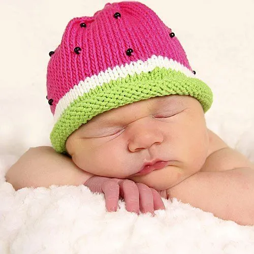 Un bebé durmiendo con su gorrito de sandía - Fotos a bebés dormilones