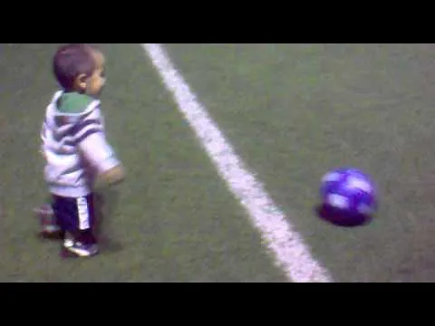 bebe jugando futbol a la edad de 1 año y 5 meses en el uro fc ... bebe jugando futbol a la edad de 1 año y 5 meses en el uro fc ...