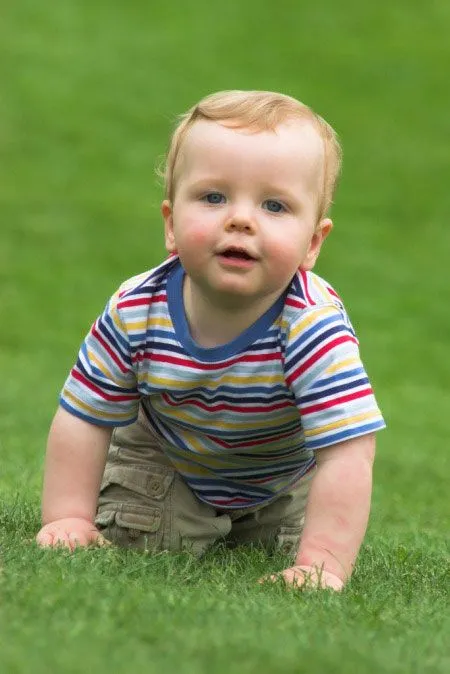El bebe de 8 meses de edad