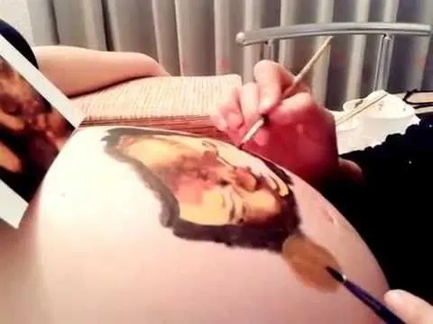 Bebé se mueve en la barriga en sesión de belly painting de La que ... Bebé se mueve en la barriga en sesión de belly painting de La que ...