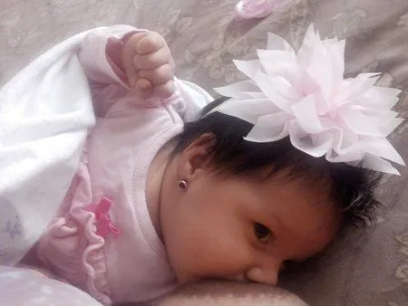 Mi bebe nació morenita y la familia de mi marido me mira feo ... Mi bebe nació morenita y la familia de mi marido me mira feo ...