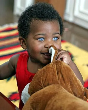 Bebé negro con ojos azules | Curiosidades y rarezas Bebé negro con ojos azules | Curiosidades y rarezas