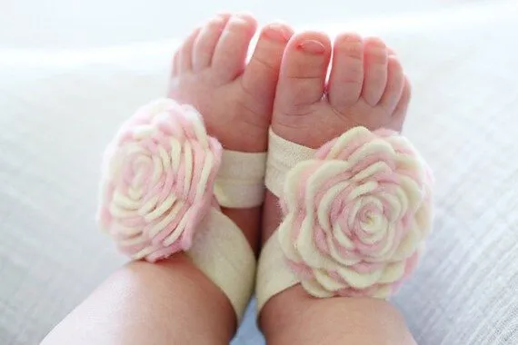 Bebé niña descalza sandalias rosa y crema de flor por LaLaLolaShop