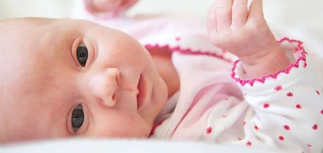 bebe-prematuro-nina-ojos- ...