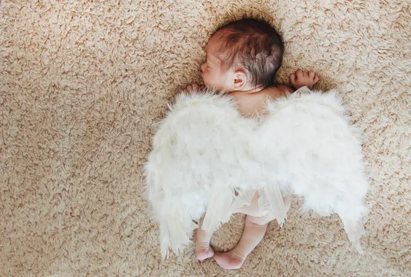 bebé recién nacido desnudo durmiendo con alas de ángel — Foto ... bebé recién nacido desnudo durmiendo con alas de ángel — Foto ...