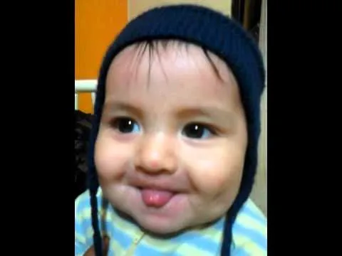 Bebe sacando lengua - YouTube