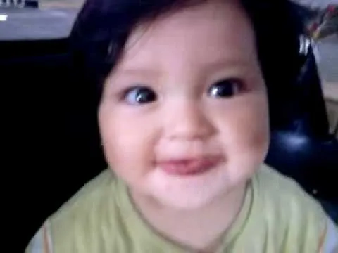 bebe sacando la lengua - YouTube