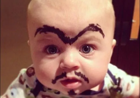 Bebés con cejas dibujadas por sus papás_spanish.xinhuanet.com