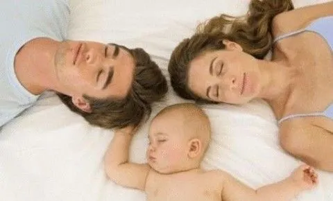 Bebés que duermen con sus padres pueden sufrir de insomnio ...