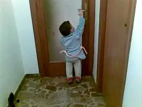 BEBÉS GEMELOS CASI 2 AÑOS ABRIENDO PUERTAS - YouTube BEBÉS GEMELOS CASI 2 AÑOS ABRIENDO PUERTAS - YouTube