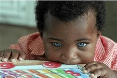 Bebés morenos con ojos de color - Imagui