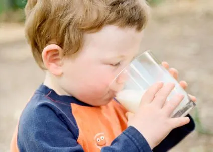 Bebidas para niños pequeños: una guía sobre la leche, el jugo, el ... Bebidas para niños pequeños: una guía sobre la leche, el jugo, el ...