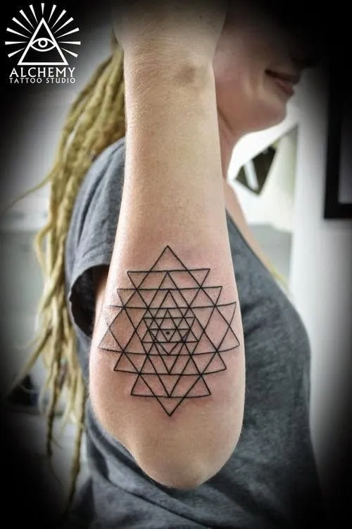 Increibles tatuajes geométricos y lineales | Belagoria