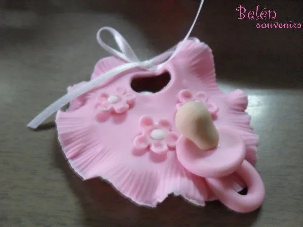 Belén Souvenirs: Souvenir Babero con Chupetee Belén Souvenirs: Souvenir Babero con Chupetee
