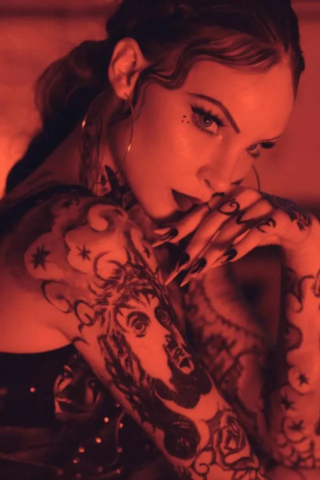 Belinda se hizo chola ¡y está toda tatuada del cuerpo! - Erizos Belinda se hizo chola ¡y está toda tatuada del cuerpo! - Erizos
