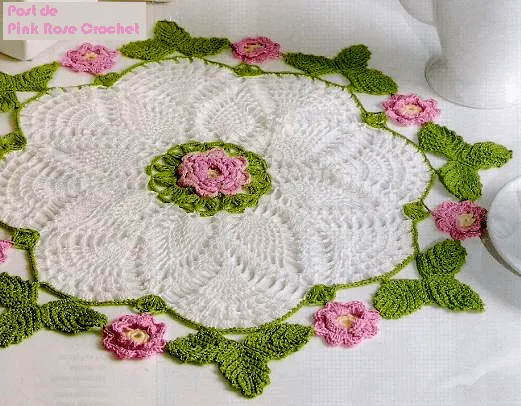 Bella carpeta blanca con centro y bordes de flores y hojas ... Bella carpeta blanca con centro y bordes de flores y hojas ...