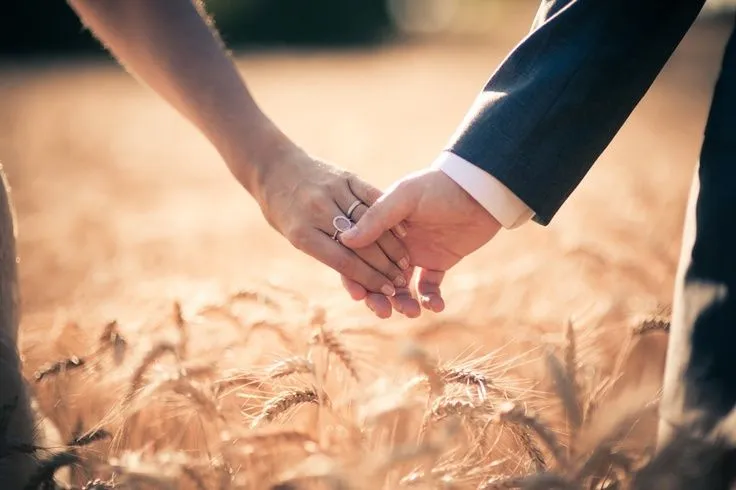Bella imagen de manos de novios entrelazadas. Momentos #bucólicos ... Bella imagen de manos de novios entrelazadas. Momentos #bucólicos ...