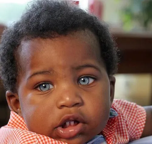 BEBE DE RAZA NEGRA CON OJOS AZULES - Entretenimiento ... BEBE DE RAZA NEGRA CON OJOS AZULES - Entretenimiento ...