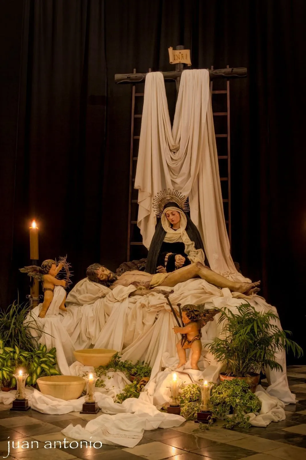 Besapies de Jesucristo Yacente con motivo del día de los Difuntos | OndaPasion.com | Tu Visión Cofrade Besapies de Jesucristo Yacente con motivo del día de los Difuntos | OndaPasion.com | Tu Visión Cofrade