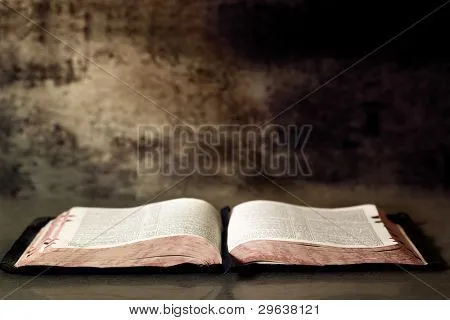 Biblia abierta, con fondo de textura de granito. Fotos stock e ... Biblia abierta, con fondo de textura de granito. Fotos stock e ...