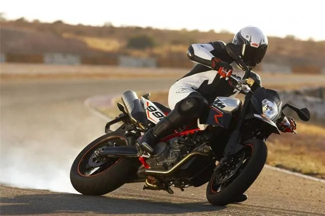 La biblia de las curvas 4: posición sobre la moto y elegir la ...