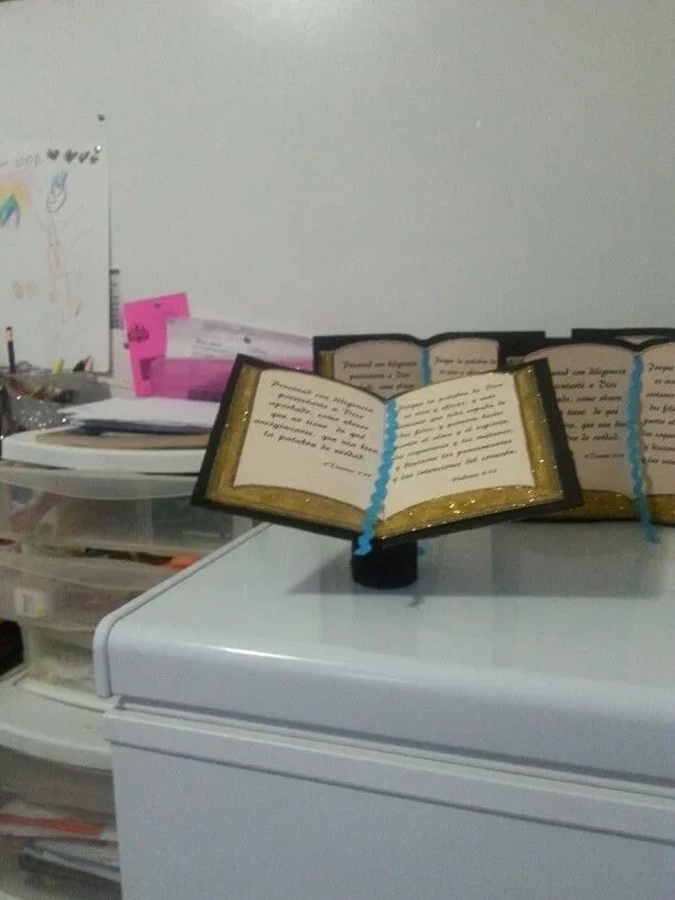 Biblias de carton,estan puesta en un rollo de papel de baño,decora con cinta y brillo o a tu g… | Manualidades cristianas, Carpetas decoradas en foami, Manualidades Biblias de carton,estan puesta en un rollo de papel de baño,decora con cinta y brillo o a tu g… | Manualidades cristianas, Carpetas decoradas en foami, Manualidades