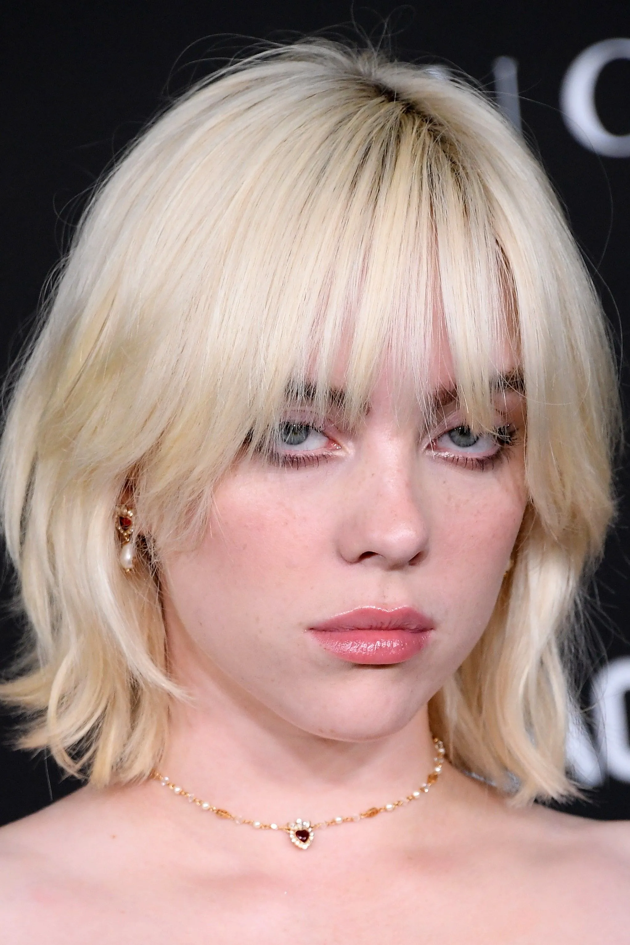 Billie Eilish se hace un drástico cambio de look por una melena castaña | Vogue Billie Eilish se hace un drástico cambio de look por una melena castaña | Vogue