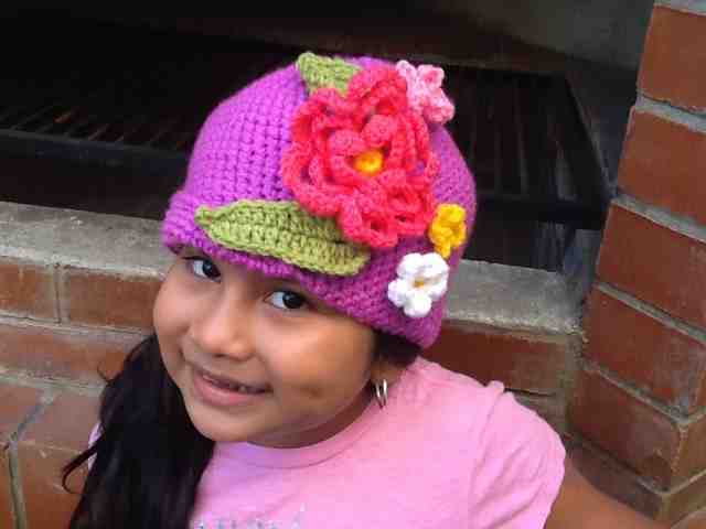 Bisutria y Manualidades de Diana: Gorra de flores en crochet Bisutria y Manualidades de Diana: Gorra de flores en crochet