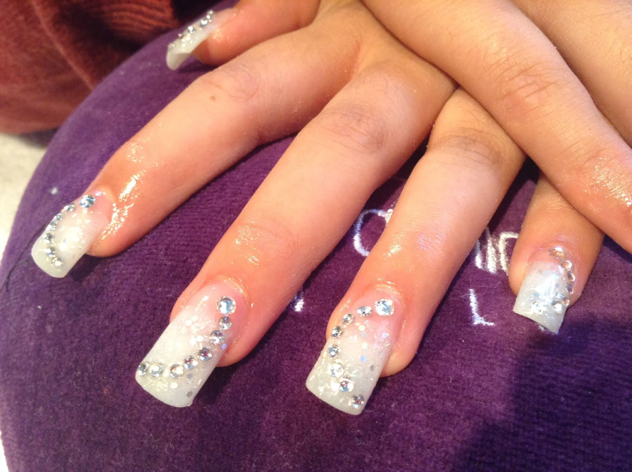 Blanca con piedra | Fashion nails, Rose nails, Wedding nails Blanca con piedra | Fashion nails, Rose nails, Wedding nails