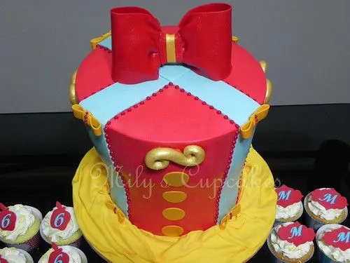 Blancanieves cake and cupcakes - a photo on Flickriver