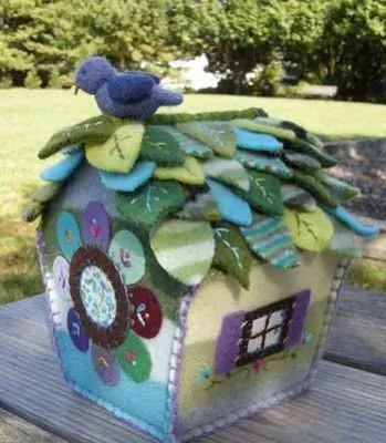 Del blog de Beth White traemos esta casa de pájaros de fieltro que ...