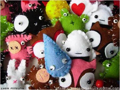 EL BLOG DE LAS CUCADAS: BROCHES DE FIELTRO Y PULSERAS.