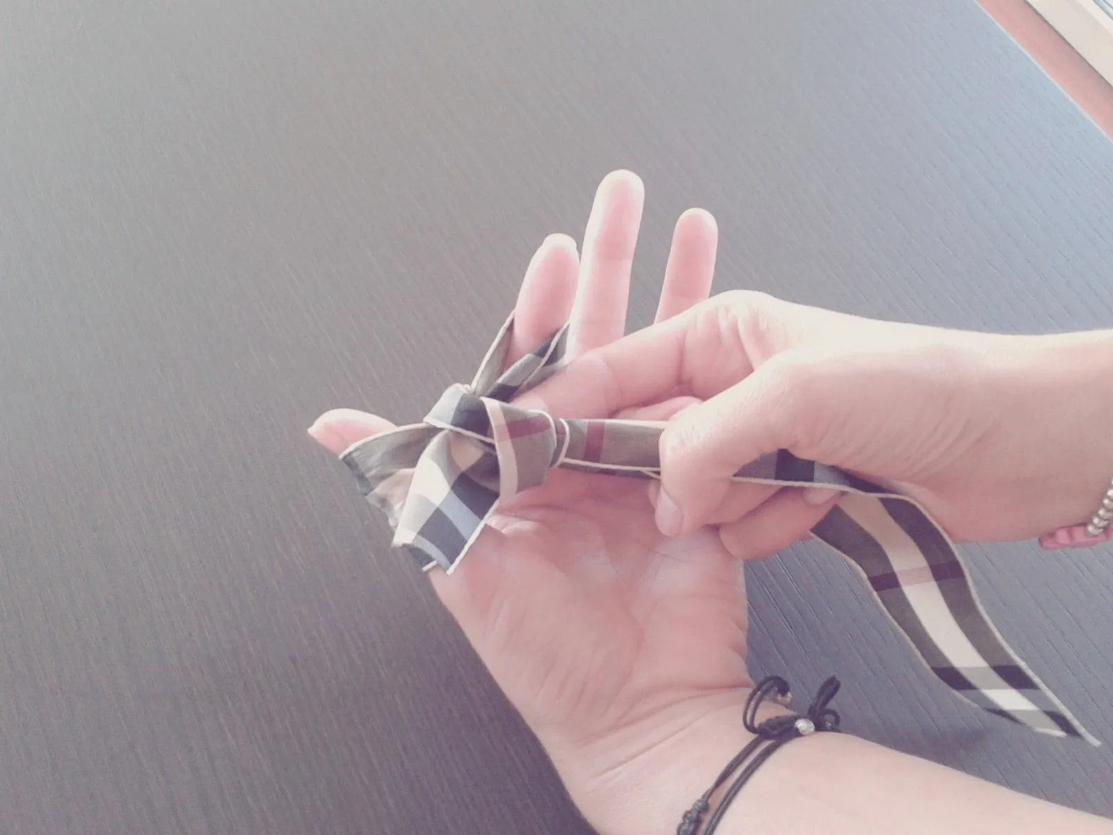 Blog Deceroadoce: Lazos con las manos.