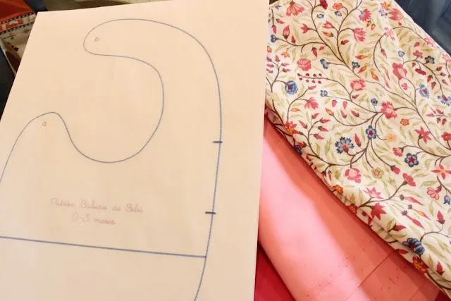 Blog costura y diy: Oh, Mother Mine DIY!!: COMO HACER UN BABERO ...