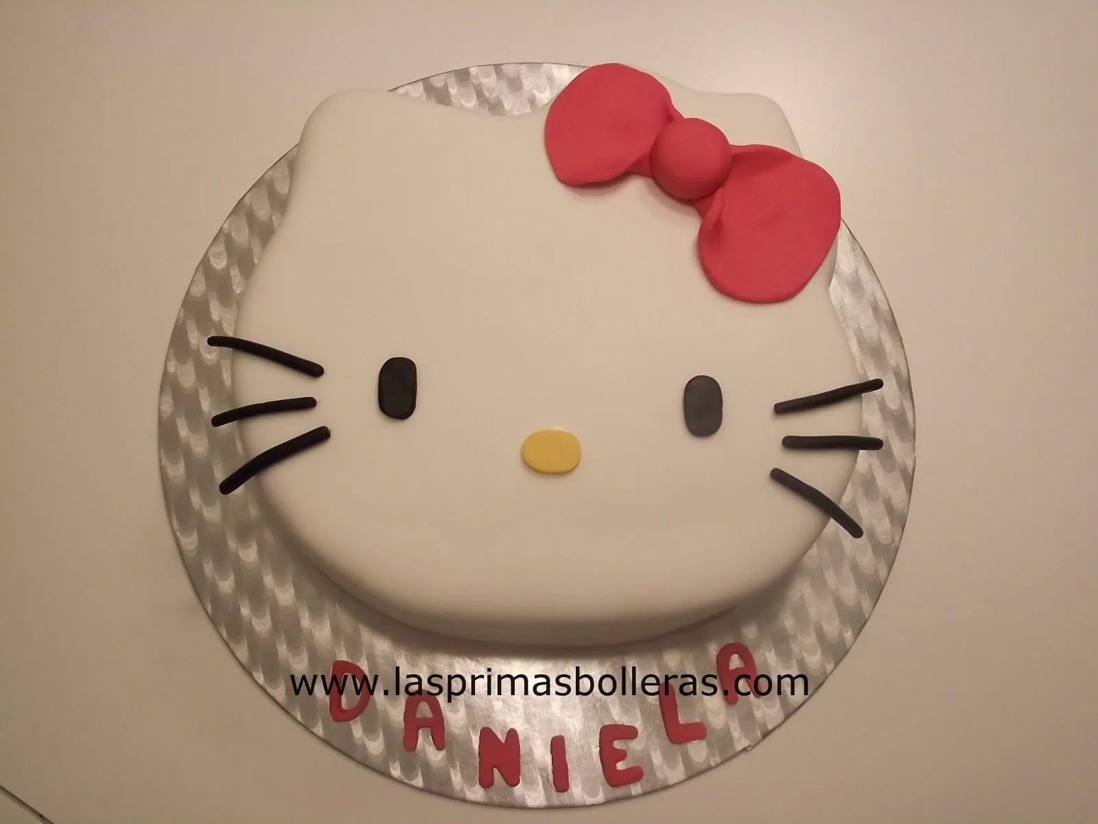 El Blog de Las Primas Bolleras: TARTA "HELLO KITTY", PASO A PASO El Blog de Las Primas Bolleras: TARTA "HELLO KITTY", PASO A PASO