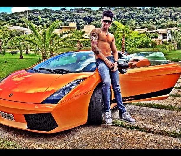 BLOG TERRA NOVA: Gusttavo Lima exibe boa forma em sessão de tatuagem BLOG TERRA NOVA: Gusttavo Lima exibe boa forma em sessão de tatuagem