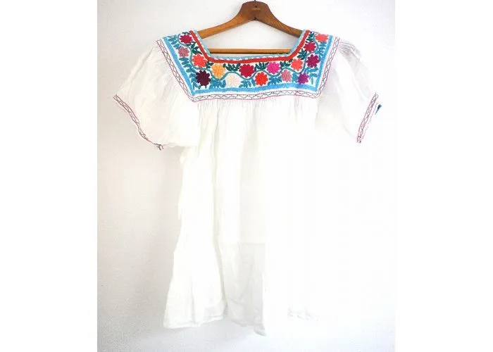 Blusa Aguacatenango blanca manga corta, bordados colores pastel ...