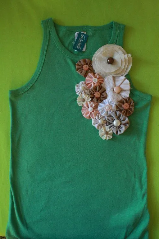 Blusas decoradas con flores de tela - Imagui | Ideas para el hogar ...