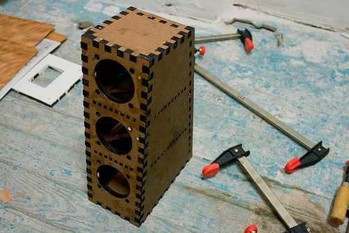 Bocinas cortadas con computadora, hechas a mano | Make: en español